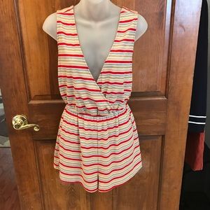 🦄🦄🦄 3 for $20 🦄🦄🦄 NWOT Women’s Honey Belle Romper. Size small gold tread accents